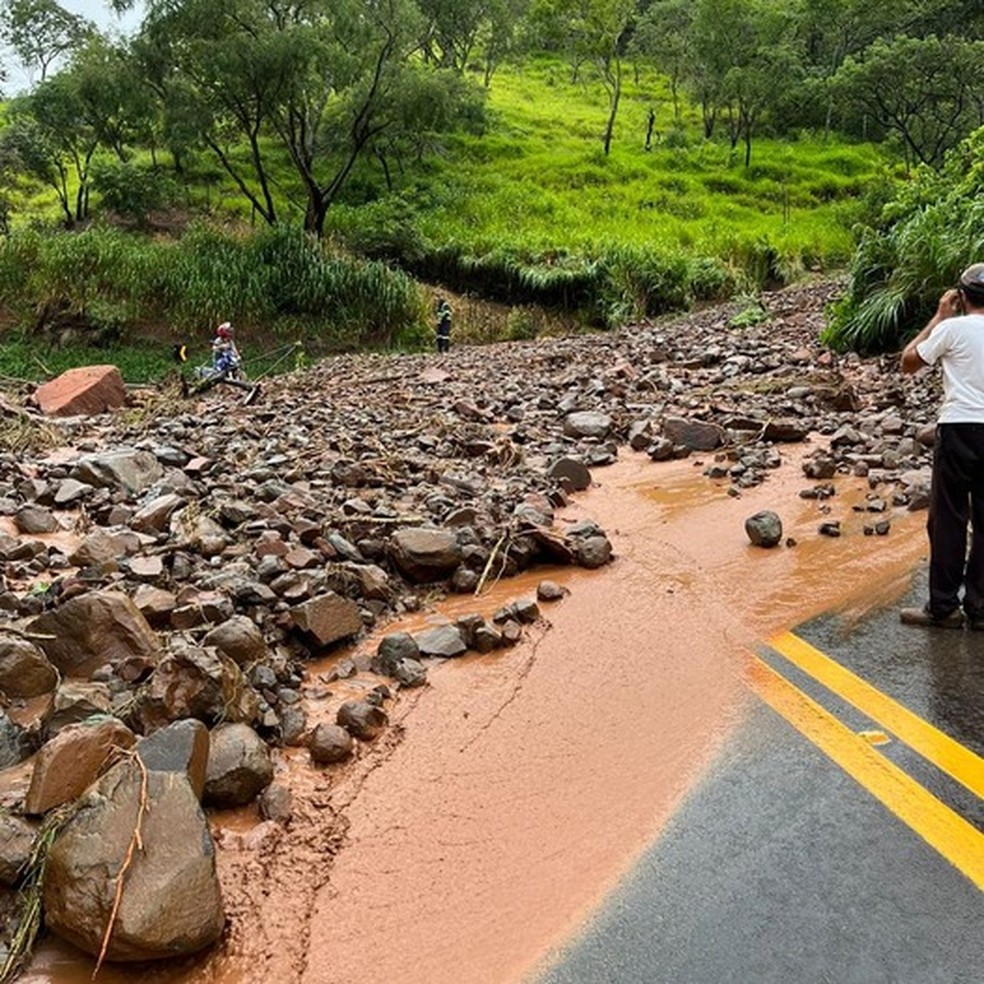 Deslizamento de terra foi registrado na rodovia Geraldo de Barros, a SP-304 — Foto: Redes Sociais/Reprodução