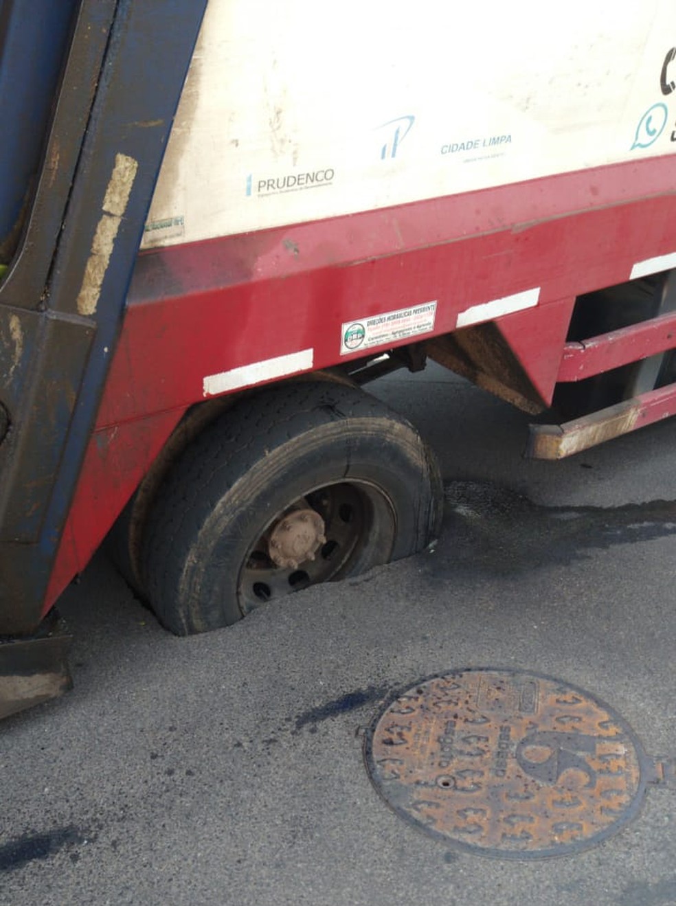 Caminhão ficou enroscado no asfalto no Jardim São Bento — Foto: Prudenco