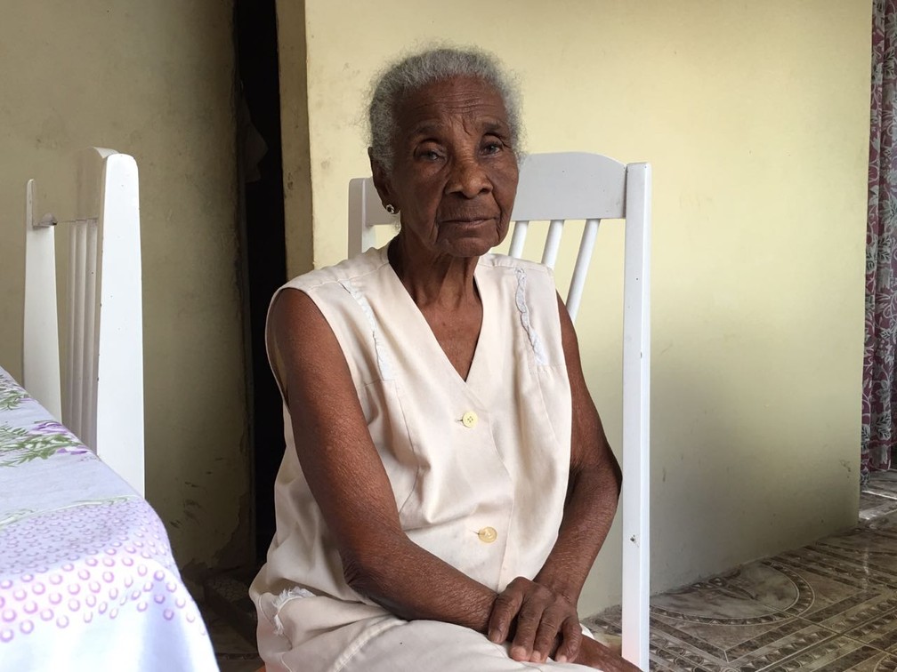A aposentada Angelina Guedes Souza, de 93 anos, foi criada na ilha. (Foto: Alan Oliveira/G1)