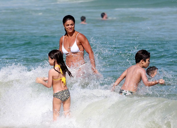 Juliana Paes se diverte em praia (Foto: Dilson Silva/Agnews) Juliana Paes se diverte em praia (Foto: Dilson Silva/Agnews)