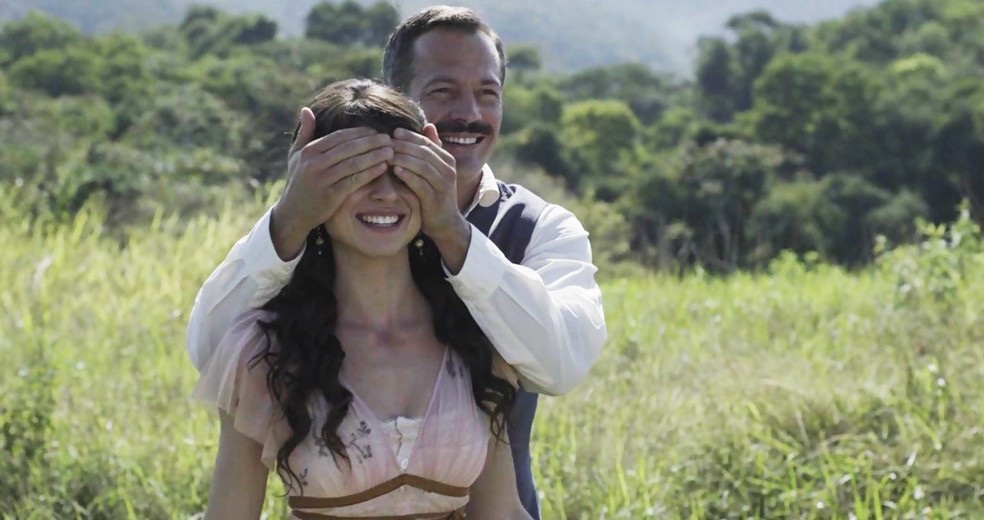 Coronel Brandão faz uma surpresa para Mariana  (Foto: TV Globo)