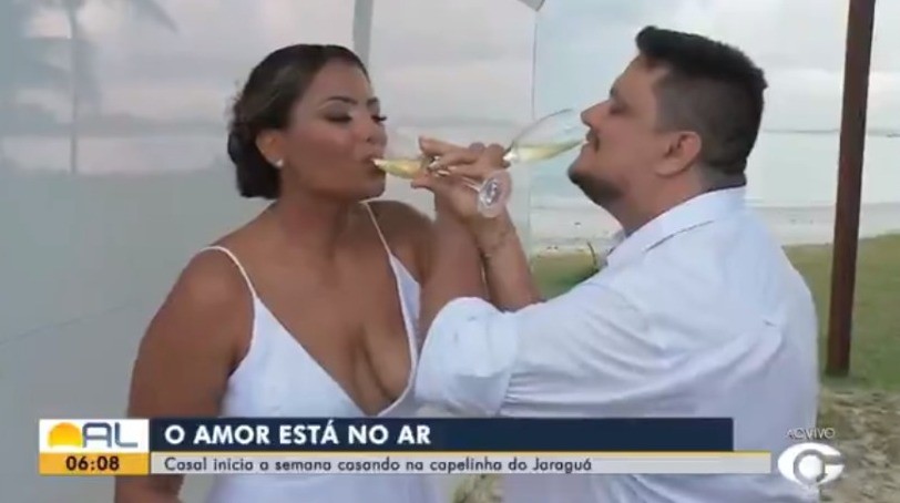 Turistas se casam durante o nascer do sol na Capelinha do Jaraguá, em Maceió