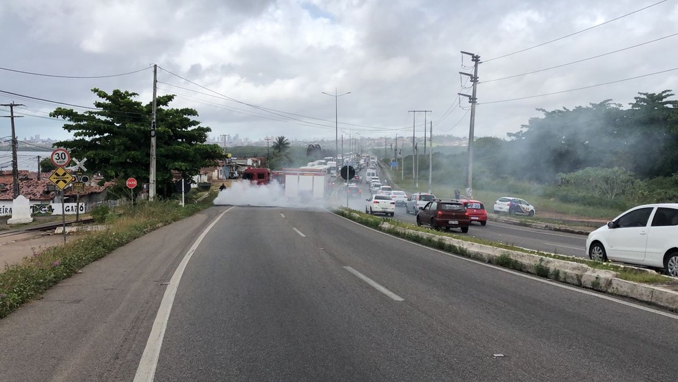 Bombeiros apagam chamas em pneus e móveis queimados por manifestantes na Zona Norte de Natal — Foto: Vinícius Marinho/Inter TV Cabugi