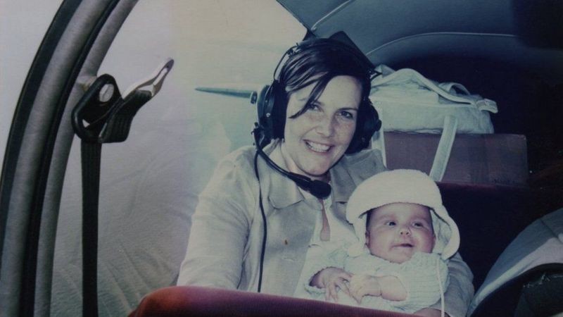 Zara com poucos meses de vida, ao lado de sua mãe, que também é aviadora (Foto: Flyzolo via BBC News)