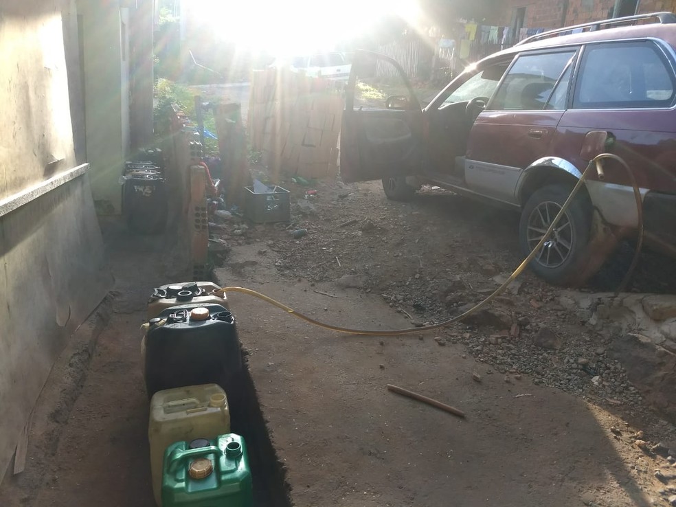 PolÃ­cia flagrou depÃ³sito com combustÃ­veis contrabandeados em quintal de casa em MS â Foto: PolÃ­cia Federal/DivulgaÃ§Ã£o