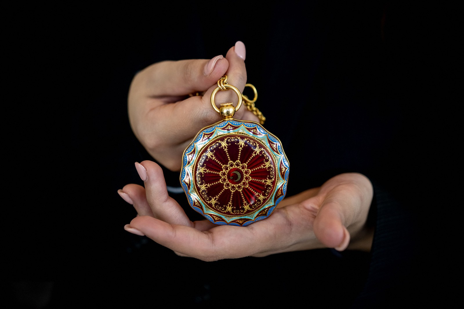 O relógio de ouro e esmalte de Abraham-Louis Breguet — Foto: Fabrice COFFRINI / AFP