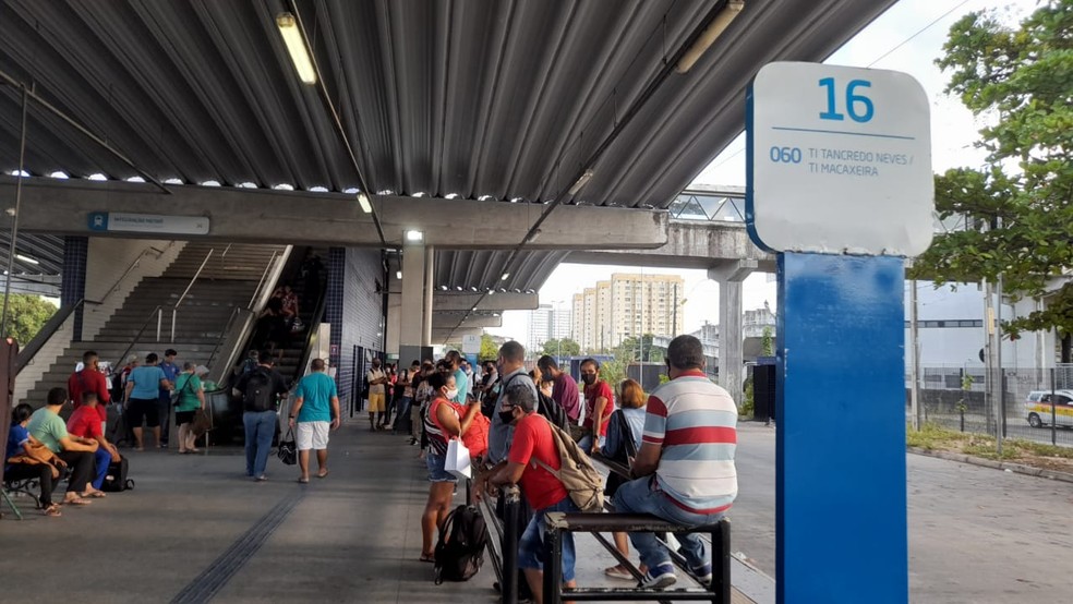 Passageiros esperando ônibus no Terminal Integrado Tancredo Neves, na Zona Sul do Recife — Foto: Adelson Costa/Pernambuco Press
