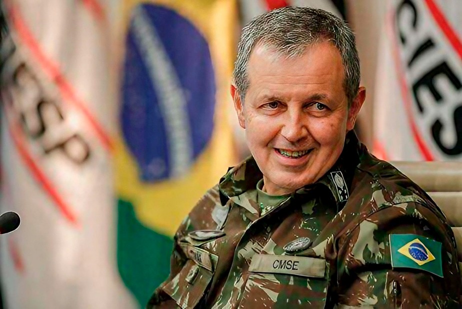 Quem é general Tomás Paiva, comandante que promete 'afastar a política do  Exército' | Política | O Globo