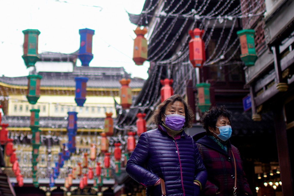 6 de fevereiro: Pessoas usam máscaras no Jardim Yuyuan durante o feriado prolongado do Ano Novo Lunar na China em meio ao surto de coronavírus — Foto: Aly Song/Reuters