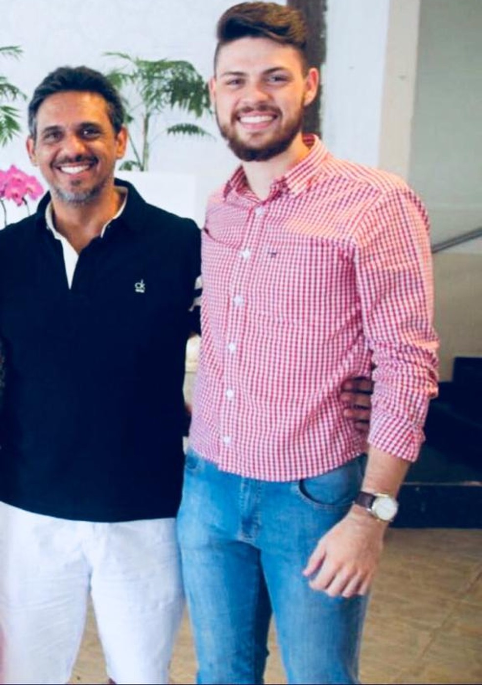 Jefferson Lemos com o pai Amaury Lauridan (a esquerda), que espera por leito de UTI no DF — Foto: Arquivo pessoal