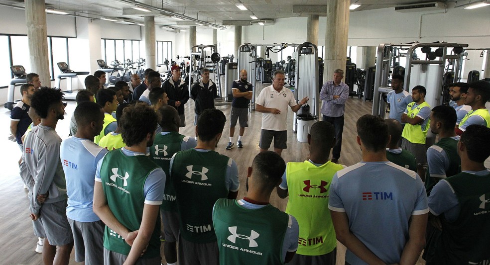 Abel Braga conversando com jogadores no CT menos estruturado � Foto: NELSON PEREZ/FLUMINENSE F.C