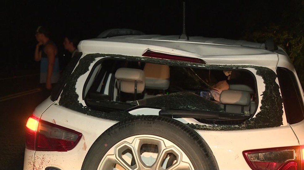 Até os vidros de trás do veículo form quebrados com o impacto da batida — Foto: Reprodução/ TV Gazeta