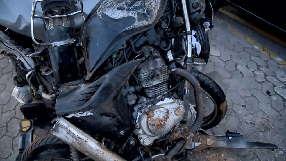 Moto ficou completamente destruída após acidente na Terceira Ponte, na Grande Vitória — Foto: Reprodução/ TV Gazeta