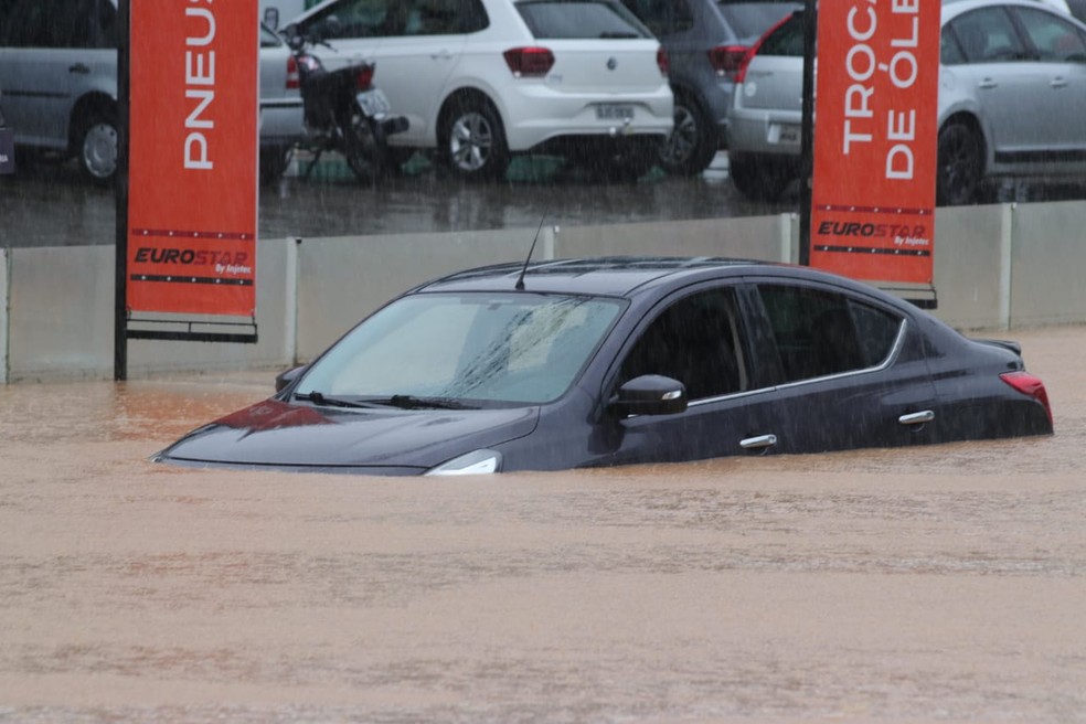 Carro ficou ilhado em Itajaí — Foto: Luiz Souza/ NSC TV