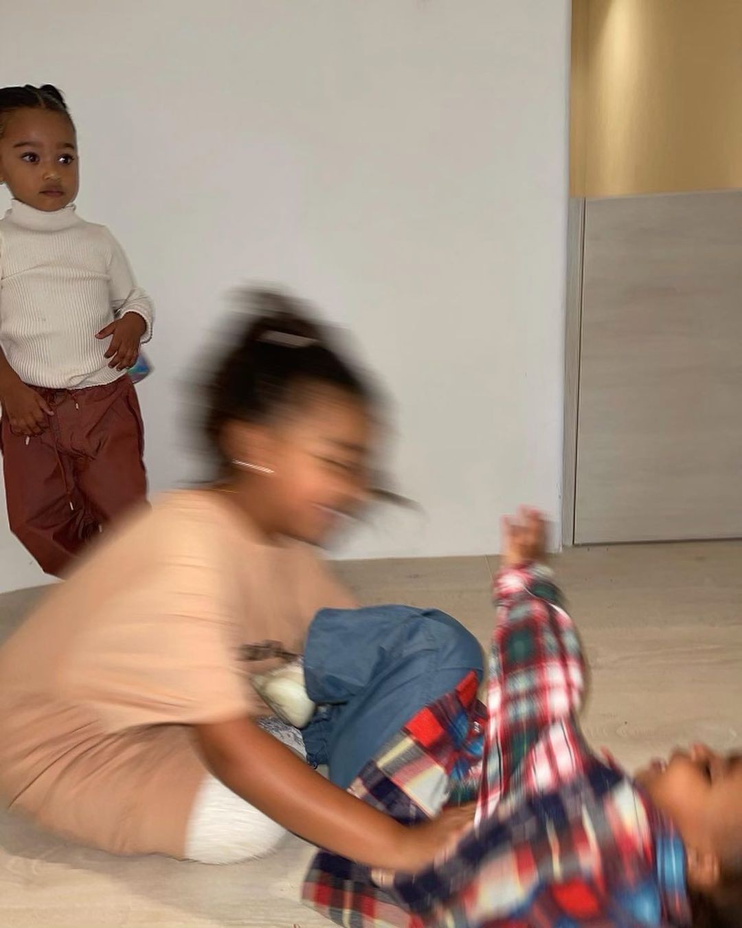 Kim Kardashian é mãe de North, de 7 anos, Saint, de 5 anos, Chicago de 2 anos, e Psalm, de 1 ano (Foto: Instagram)