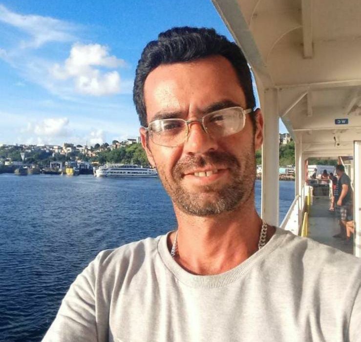 Taxista morre após carro que ele estava bater em árvore na BR-415 no sul da Bahia