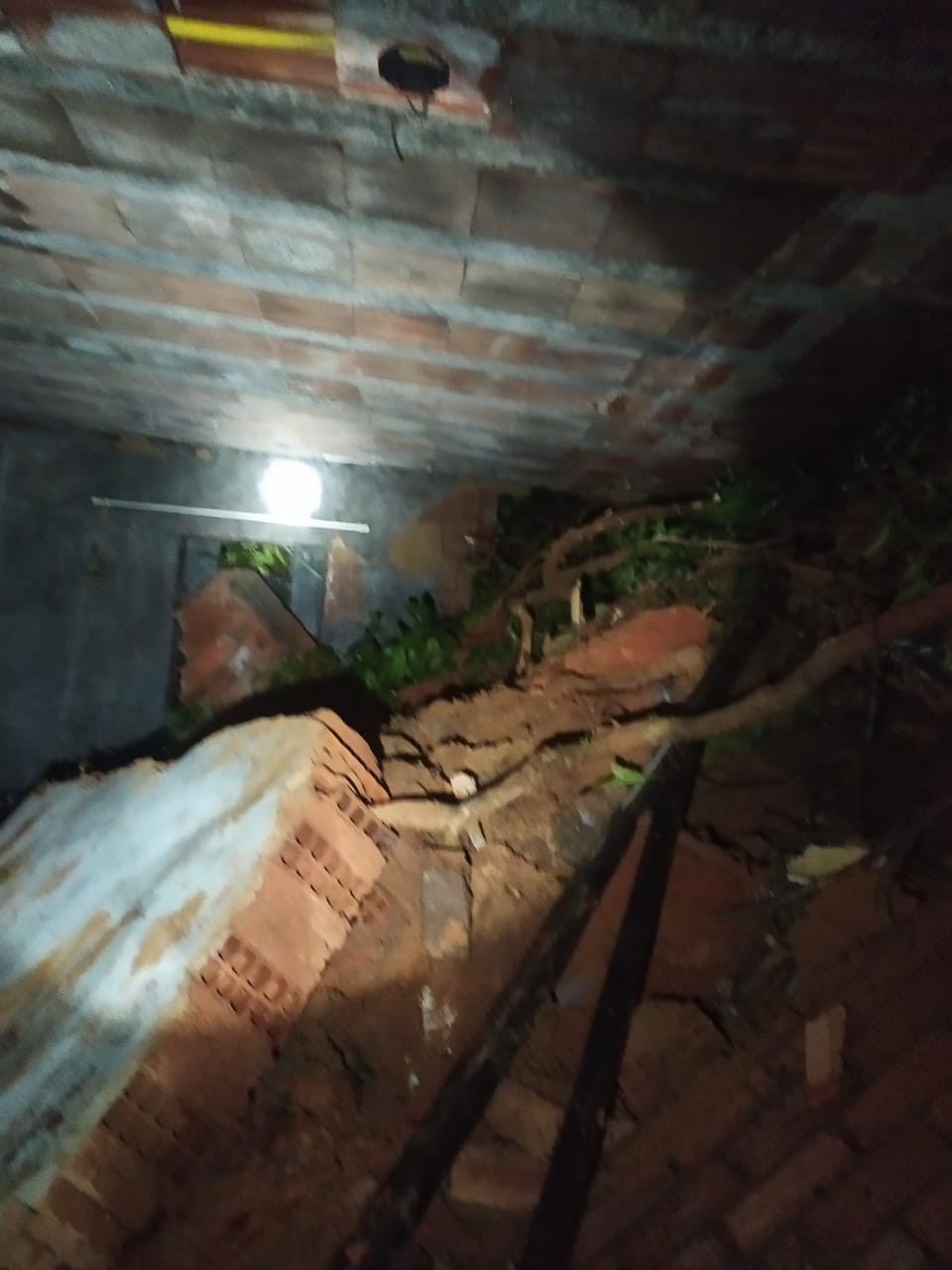 Parte de casa desmorona após barranco ceder em Paraíba do Sul; morador fica ferido
