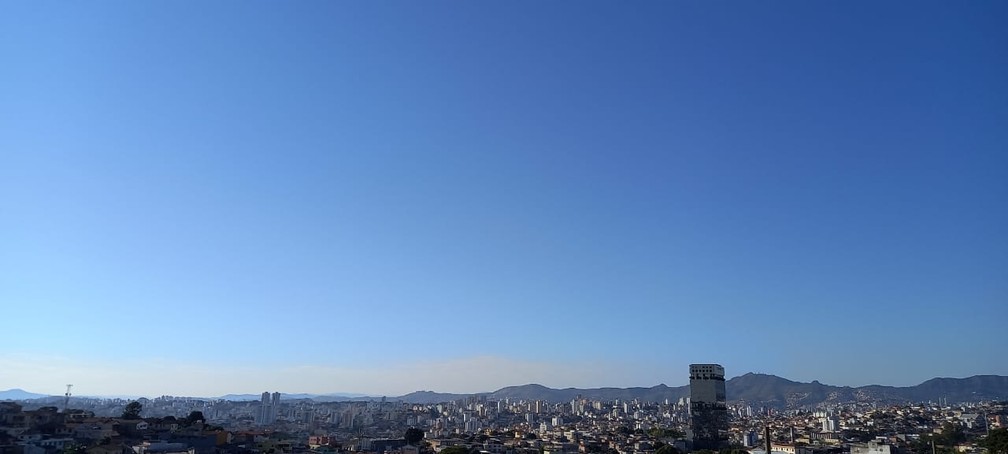Belo Horizonte tem céu claro e azul na manhã desta terça-feira (6) — Foto: Elton Lopes/TV Globo