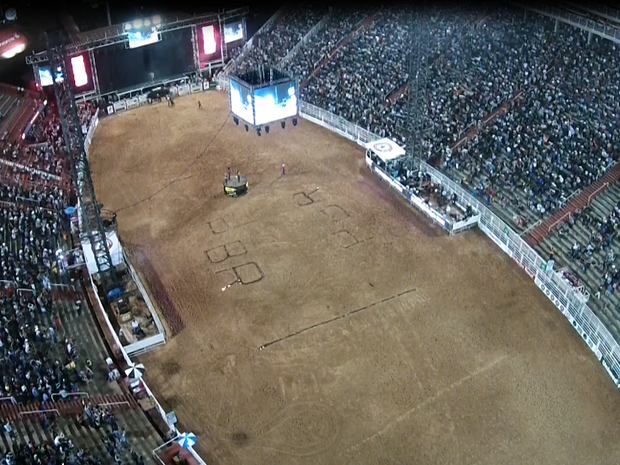 Arena recebe peoas e cowboys para noite de provas em Barretos (Foto: GF Drone)