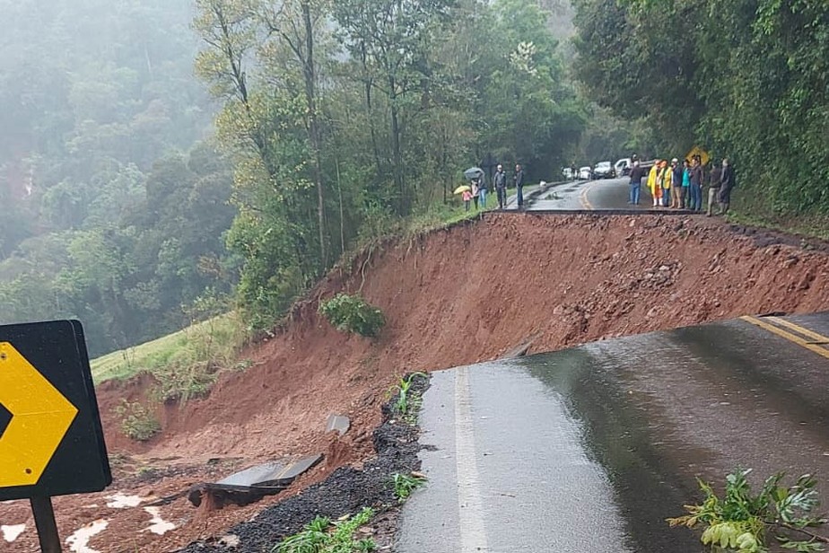 Chuva no Paraná destrói estradas