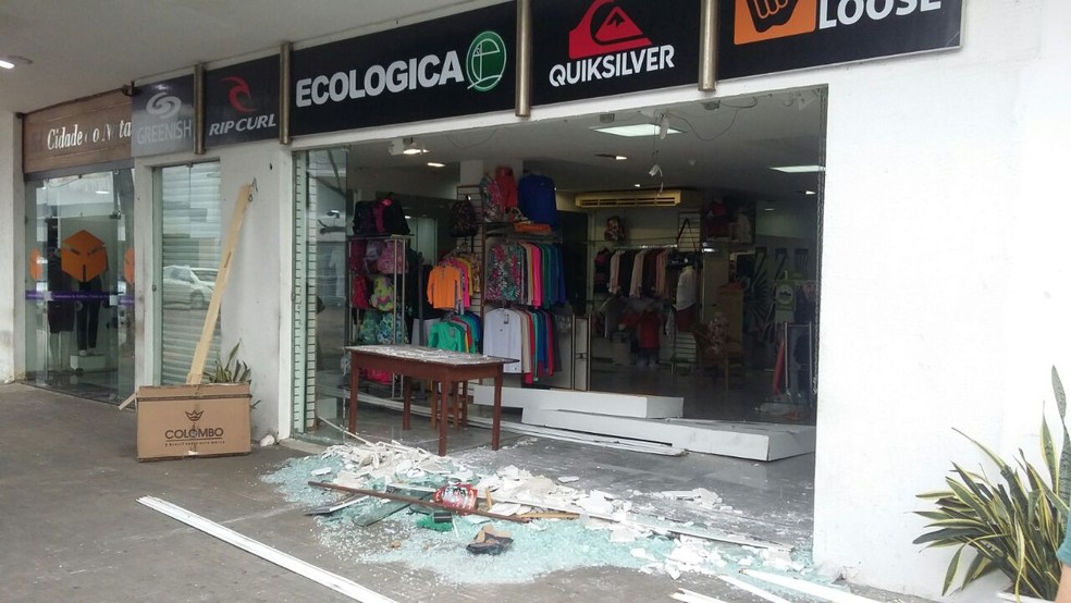 Loja de vestuários também foi alvo de criminosos. (Foto: Sérgio Henrique Santos/Inter TV Cabugi)
