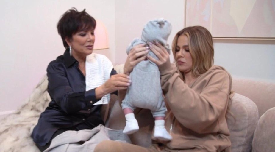 Khloé Kardashian dá o filho para a mãe, Kris Jenner, segurar