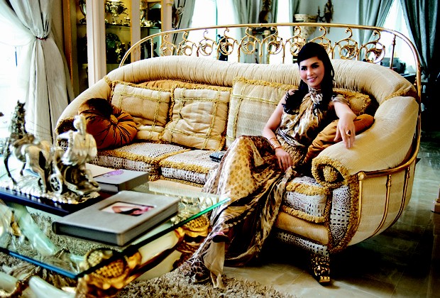 A magnata Thien Thuy Le Hong na sala de sua casa (Foto: Nana Chen)
