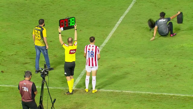 Massagista do Volta Redonda leva tombo e é zoado por torcida do Náutico nos Aflitos; veja vídeo