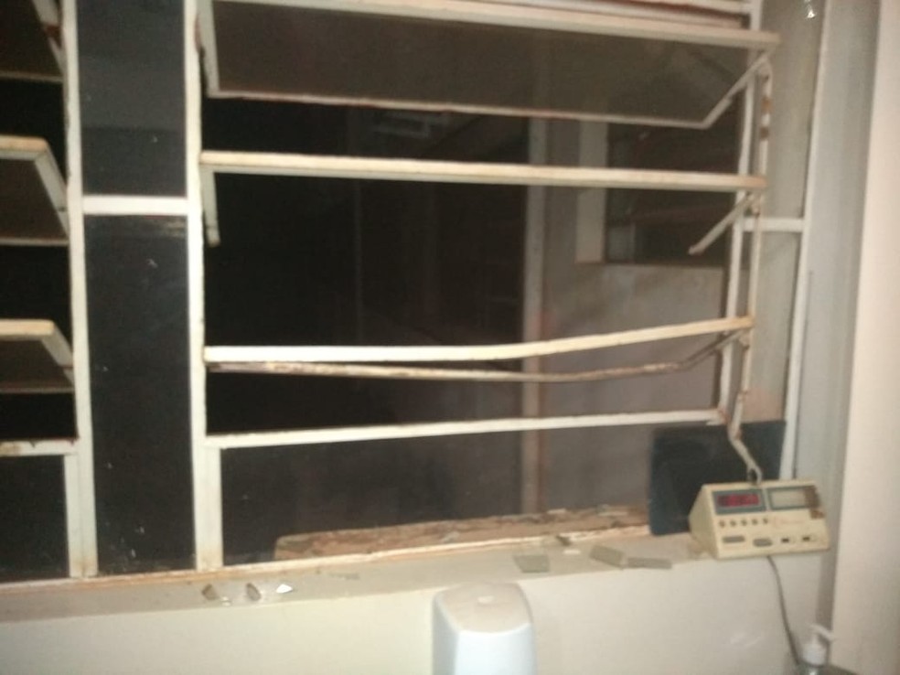 Suspeito entrou por uma das janelas da unidade de saúde  — Foto: Central de Monitoramento/ Prefeitura de Ourinhos