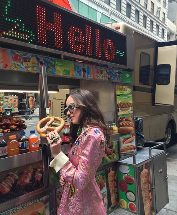 Dakota Johnson também mostrou ser adepta de um bom food truck (Foto: Reprodução / Instagram)