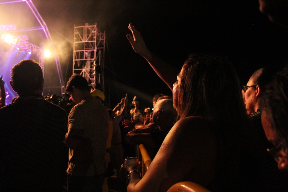 Fã acena em direção ao palco durante show do cantor Daniel em Porto Velho.  — Foto: Pedro Bentes/G1