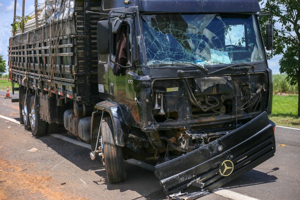 Caminhão danificado após colisão em carro e van escolar — Foto: Assessoria Prefeitura de Promissão/Divulgação