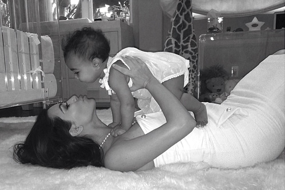 Kim Kardashian brincando com a filha, North West. (Foto: Instagram)