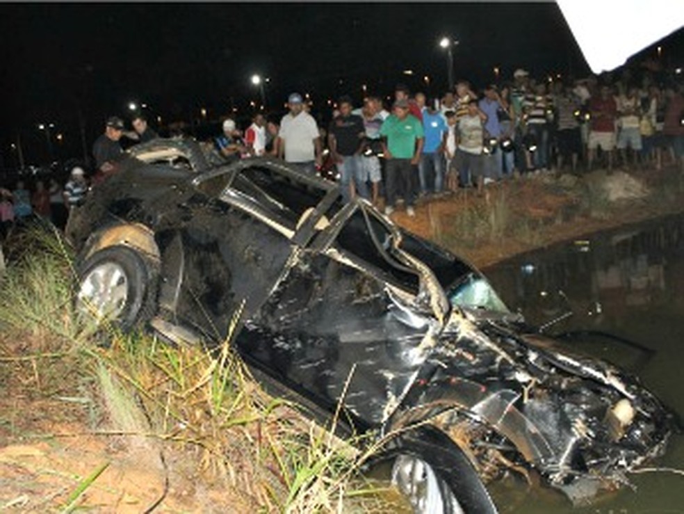 Caminhonete de advogada ficou destruída após acidente — Foto: Clique F5