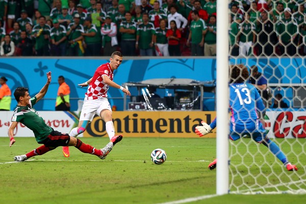 Um chute cruzado e rasteiro de Perisic (Croácia) acabou com a invencibilidade do mexicano Ochoa na Copa do Mundo (Foto: Getty images)