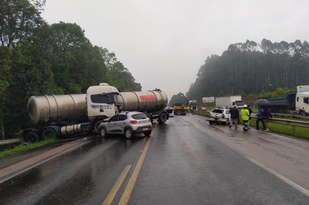 Trecho da BR-116 foi bloqueado, segundo a concessionária que administra o trecho — Foto: PRF/ Divulgação