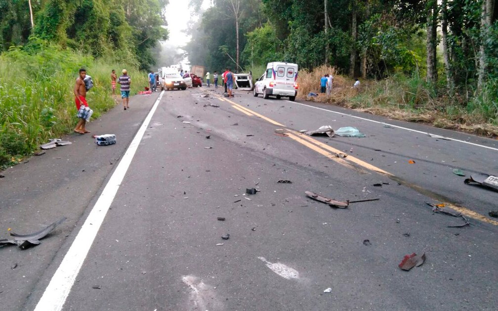 Acidente mata um e deixa quatro feridos na Bahia (Foto: Divulgação/PRF)