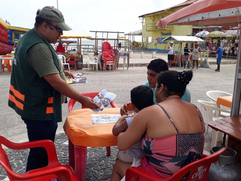 Agentes de trÃ¢nsito orientaram os visitantes da praia de Ajuruteua. â€” Foto: Ascom Detran