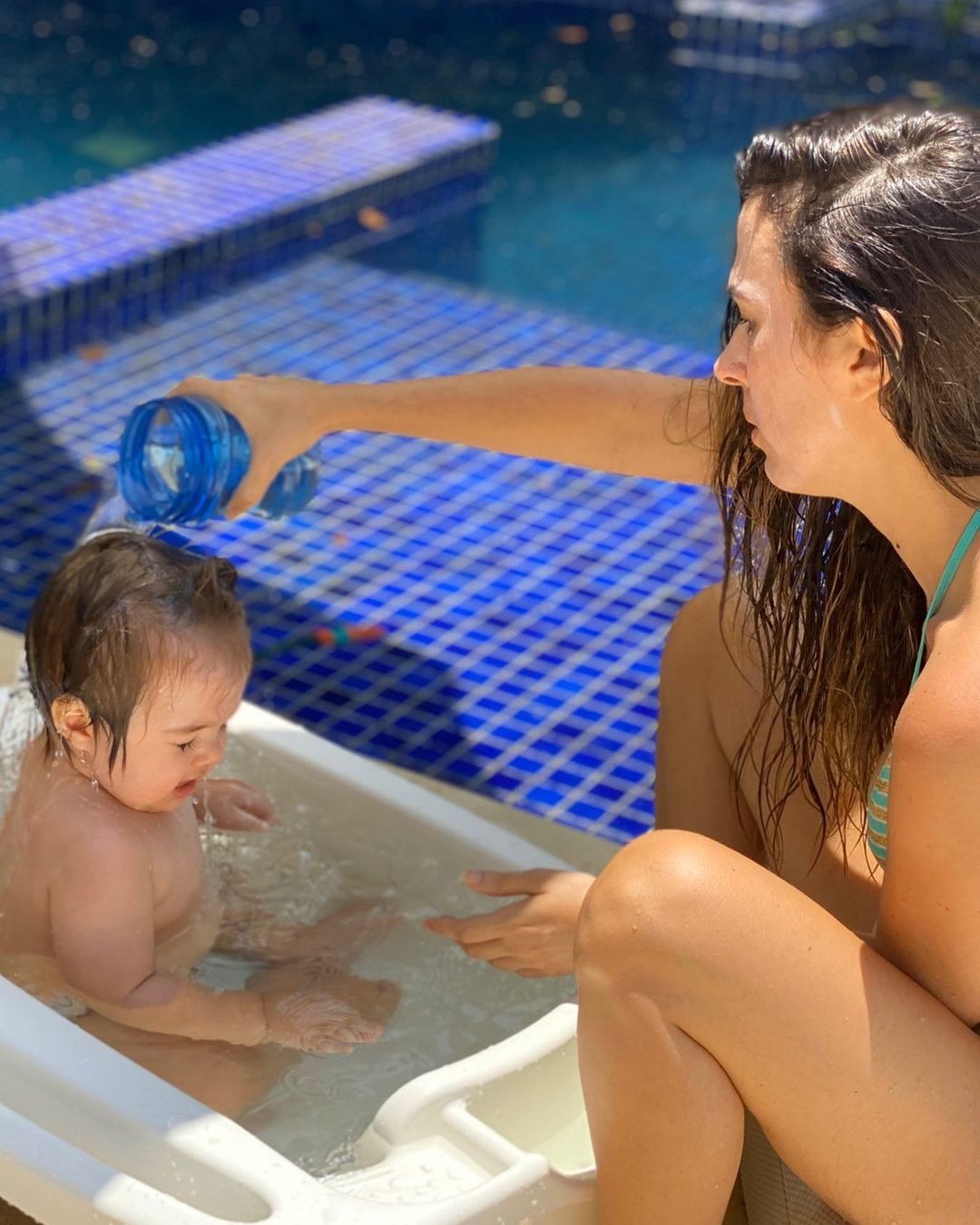 Tatá dá banho em Clara Maria em clique nas redes (Foto: Instagram)