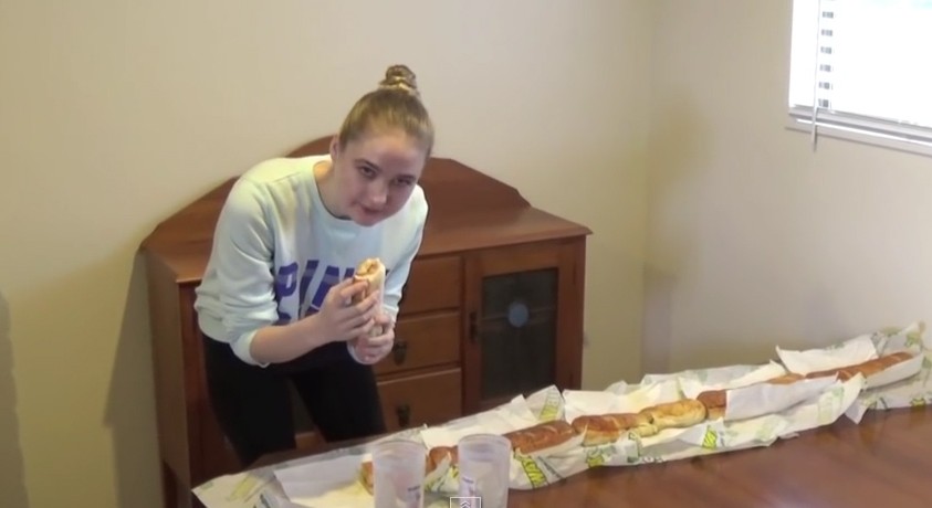 Modelo come sanduíche de 1,5m em 5 minutos (Foto: Youtube/Reprodução)