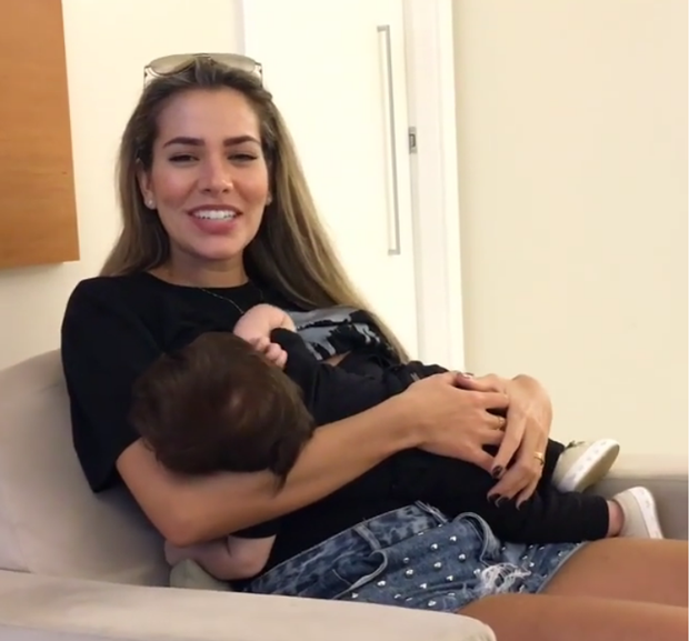 Adriana Sant'Anna publica vídeo amamentando o filho (Foto: Reprodução)