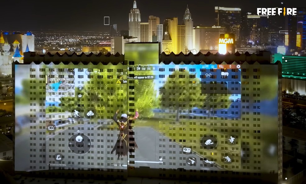 Projeção da gameplay de Free Fire em fachada de hotel em Las Vegas — Foto: Reprodução/YouTube