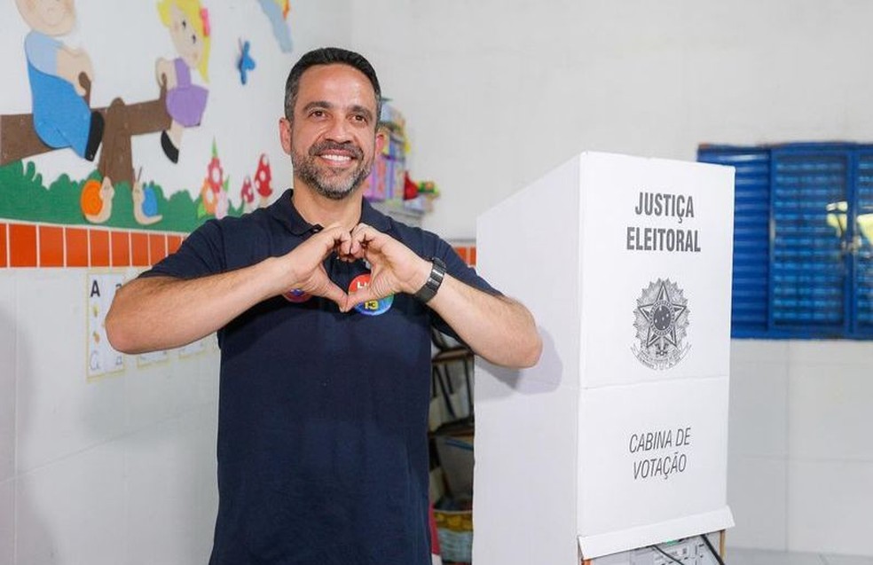 Candidato Paulo Dantas (MDB) votou por volta das 10h em Batalha, no Sertão de Alagoas — Foto: Assessoria