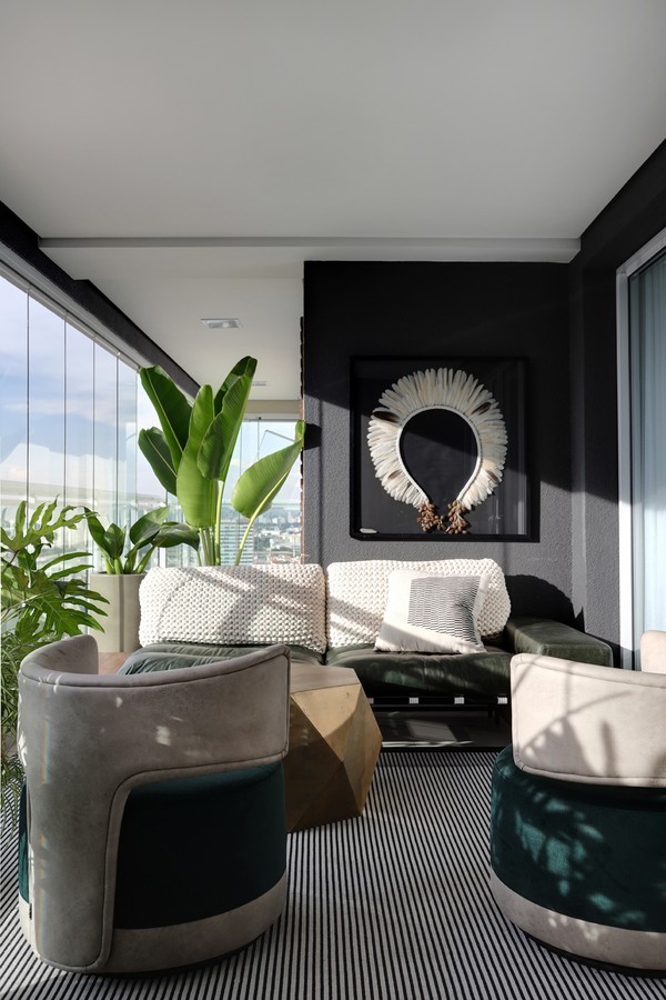 Apartamento de 160 m² exibe décor renovado com móveis elegantes e texturas diversas (Foto: Marco Antonio )