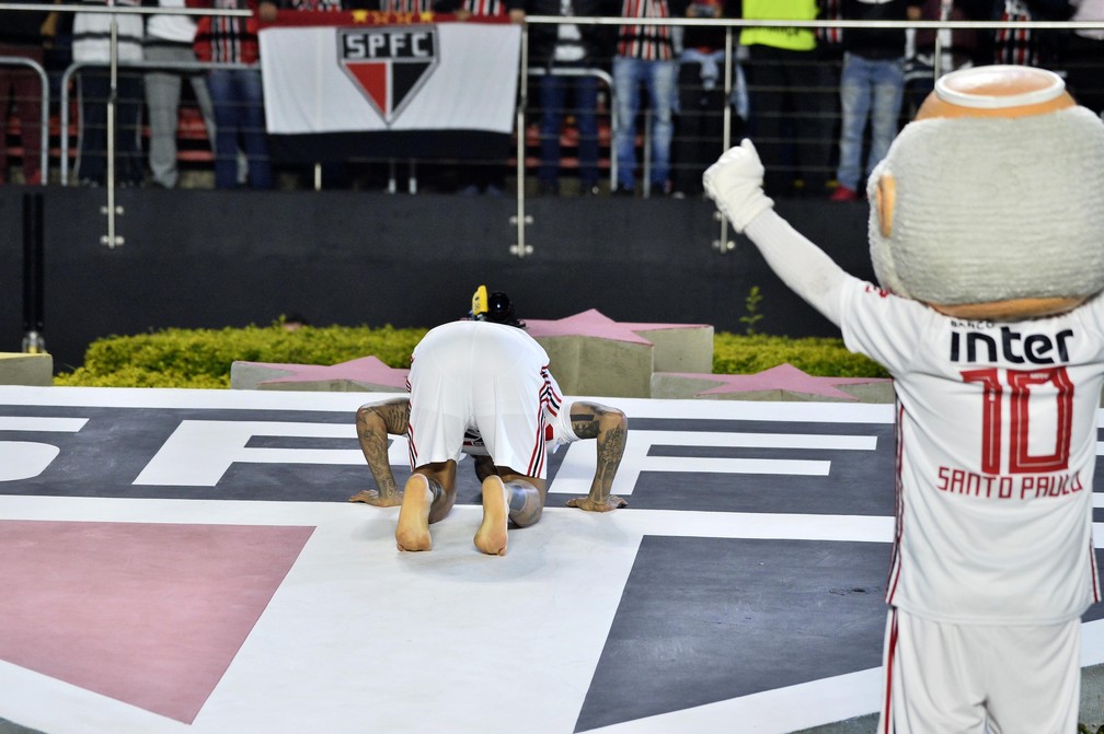 Dani Alves beija o escudo do SÃ£o Paulo â€” Foto: Marcos Ribolli
