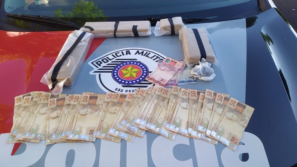 Entorpecente, dinheiro e o veículo foram apreendidos  — Foto: Polícia Militar