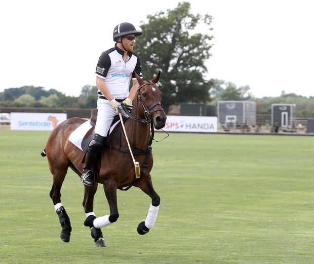 Príncipe Harry jogando polo (Foto: Getty)