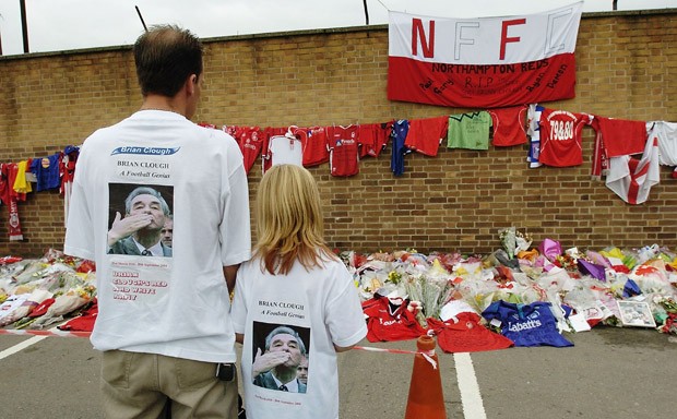 Torcedores prestam homenagens a Brian Clough após seu falecimento, em 2004 (Foto: Getty Images)