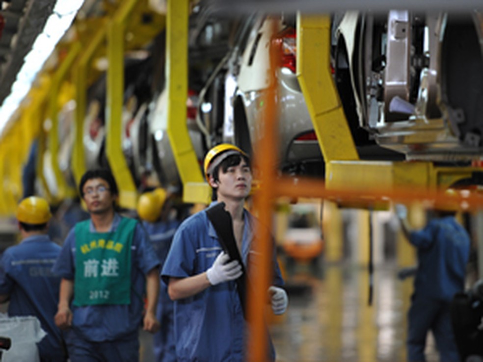 Trabalhadores chineses em fábrica na província de Zhejiang — Foto: AFP