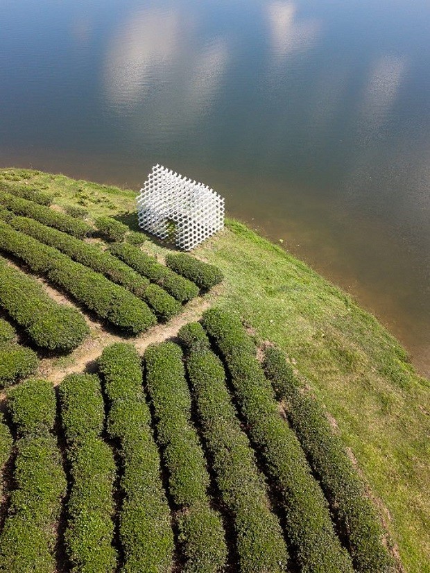 Em meio a plantação, casa é montada como um quebra cabeça (Foto: REPRODUÇÃO / TRIEU CHIEN)